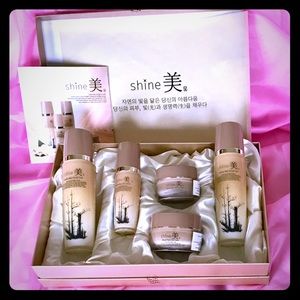 ❤️SOLD❤️$180❤️K-beauty skincare set